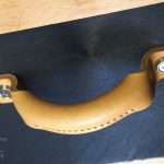 Bőr bútorfogantyú 43 V1 varrott bőr bútorfogantyú