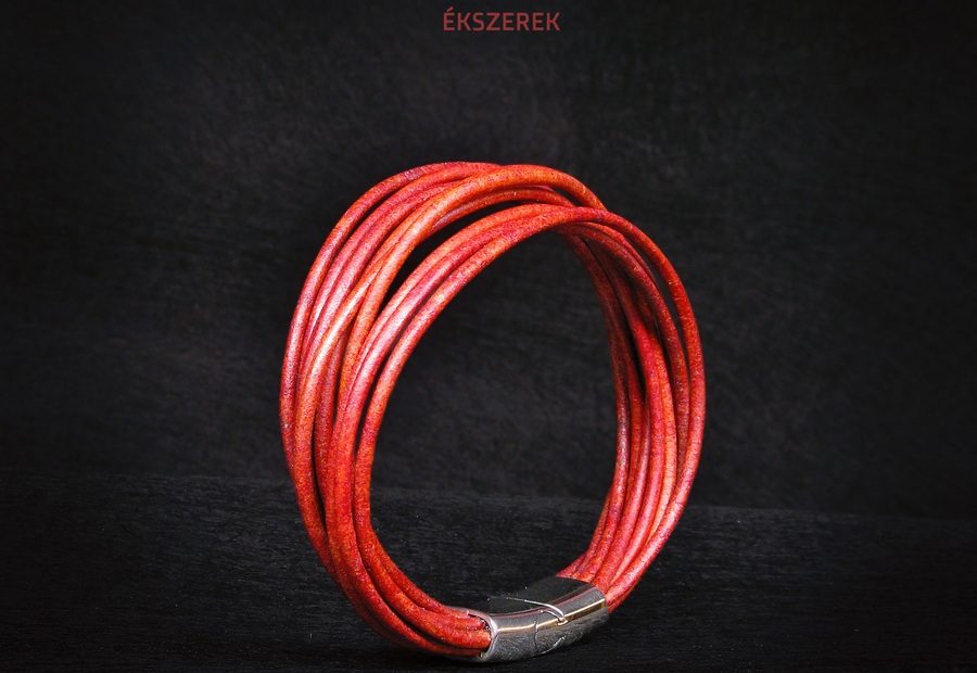 1 piros bőr karkötő fém csattal