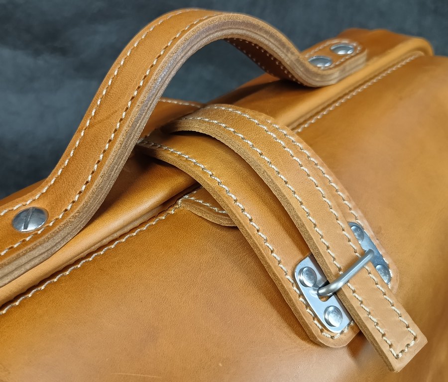 Crafted leather travel bag 2 utazotaska zarodas